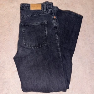 Svarta jeans från Monki - Snygga svarta jeans från Monki med klassisk femficksdesign i modellen Yoko. Har blivit lite urtvättade. Står storlek 28 men skulle passa  storlek 36-38 skulle jag säga