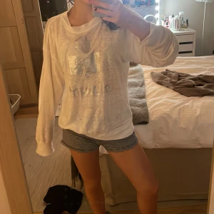 Isabel marant tröja - Säljer min superfina isabel marant tröja som tyvärr inte kommer till så mycket användning hos mig 🥲❤️ den är vit i linen material och har silvrigt tryck på!