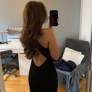 Balklänning - Svart siden klänning med slits. Använd en gång därmed inga defekter. Går ner till marken på mig som är 170cm med klackar. Kan gå ner i pris vid snabb affär!