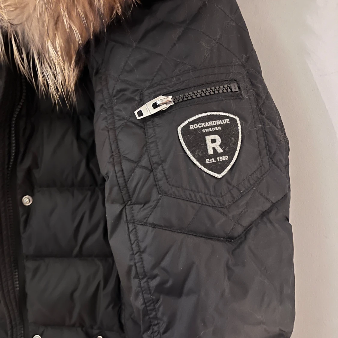 Svart dunjacka från Rockandblue - 1
