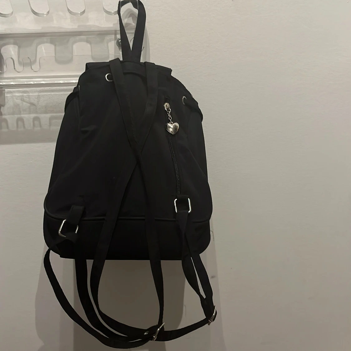 Svart ryggsäck med hjärtformade detaljer - 1