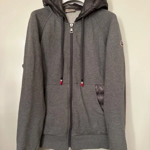 Moncler  - Moncler maglia cardigan. Storlek M. Super skick 9/10. Pris 3890kr. Priset är inte förhandlingsbart och byten tas inte emot. 