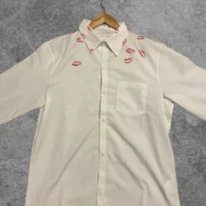 Maison margiela skjorta  - En sjuukt fet skjorta från Maison Margiela. Den är helt ny utan defekter eller skador. Modellen är väldigt unik och säljs inte längre💋💋. Nypris på denna ligger runt≈ 600Usd mitt pris: 1399. Storlek M men kan även passa S. Dm för mer info//