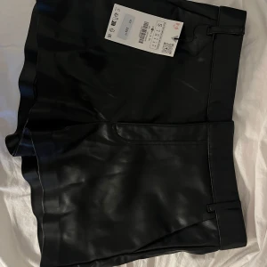 Svarta skinnshorts - Snygga svarta shorts i skinn från Zara i storlek S! Aldrig använda och nypris är 329kr 🕺🏼🫶🏼