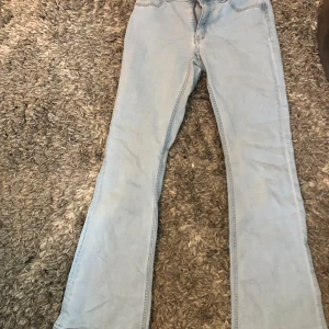 Ljusblå jeans från H&M - Säljer ett par ljusblå jeans från h&m❤️ dom är ganska lågmidjade och super fina men är tyvär för korta för mig❤️.