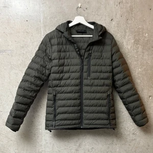Peak Performance Jacka - Peak Performance Jacka | Skick 10/10 | Strl S | Modellen på bilden är 180 cm | Hör av dig vid minsta fundering! 