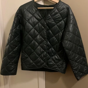 Mörkgrön vår jacka  - Säljer min mörkgröna vår jacka den kommer från Gina men lappen har ramlat av. Pris kan diskuteras💗😇