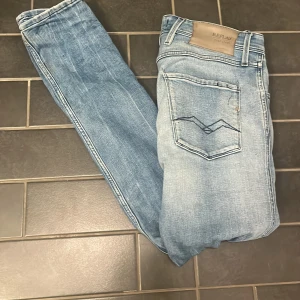 Ljusa jeans från Replay - Tja säljer dessa tvär snygg ljusblå jeans från Replay i modellen Anbass. Pass form är slim fit           Pris går att diskuteras, hör av dig vid frågor!