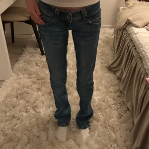 Blå jeans från Pepe Jeans - Snygga blå jeans från Pepe Jeans med straight fit och low waist. Storlek 26x32. Sparsamt använda utan några märken, nypris 999 kr. Mitt pris 600 kr och köparen står för frakt💙