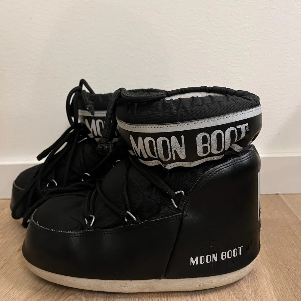Snygga och varma svarta Moon Boots med vit sula och snörning. Perfekta för kalla vinterdagar med sin unika design och komfort. De har en hög och vadderad stil som håller fötterna varma och torra. Köpta 2024 på SkiStar skriv för fler bilder litet hål i innersulan💗Storlek 39-41. Kengät.