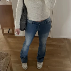 Lowwaist bootcut jeans - Snygga blå bootcut jeans med en klassisk femficksdesign. De har en lätt tvättad look och Innerbenet är 84 cm och midjemått 36 cm rakt över 💕
