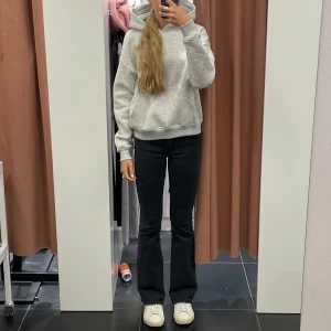 Lågmidjade jeans - Svarta lågmidjade jeans från lager 157. Sparsamt använda och i fintskick, stl xs med längd tal, passar mig som är 170 bra. Köparen står för frakten.