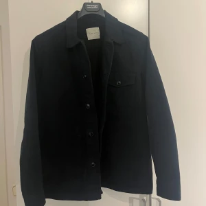 A days march overshirt - A days march overshirt —> Skick 10/10, som ny alltså oanvänd. Storlek medium. Nypris 2199 / mitt pris 499:- Kontakta via ytterligare frågor😁