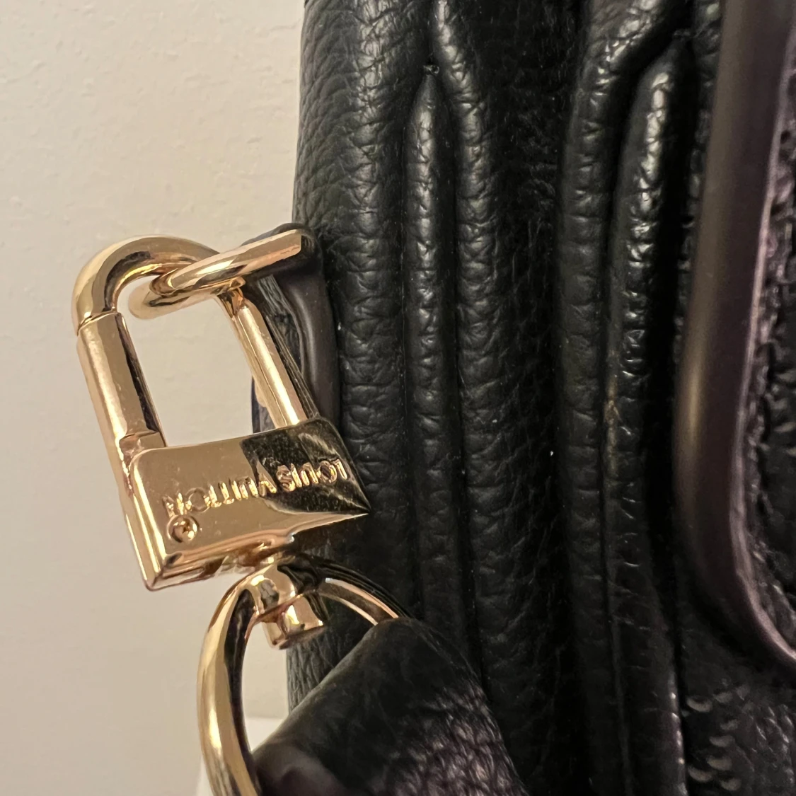 Svart axelväska från Louis Vuitton - 3