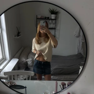 Jeans kjol  - Säljer en snygg jeans kjol. Perfekt för sommar dagar och enkel att matcha med olika outfits. Kjolen är i storlek S från märket crocker. Aldrig använd. 💞