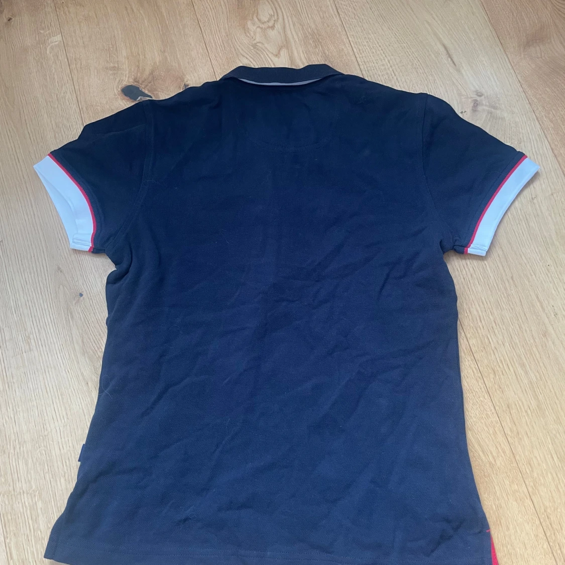 Mörkblå pikétröja från James Harvest - 2