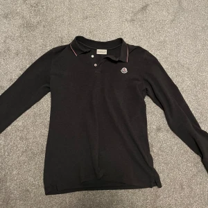 Långärmad moncler piké - Säljer denna fina piké då den inte passar mig längre. Skick 9/10 inga defekter 