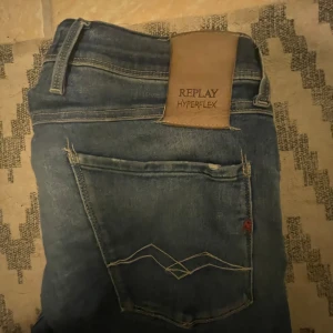 Blå jeans Replay Hyperflex - Storlek 30/32. Snygga blå jeans Replay Hyperflex med klassisk femficksdesign. Skick 7/10