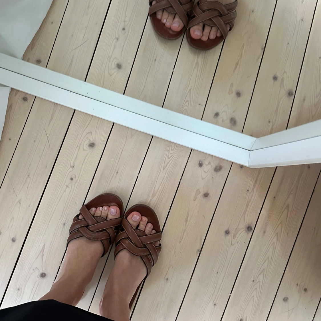 Bruna sandaler med flätad design