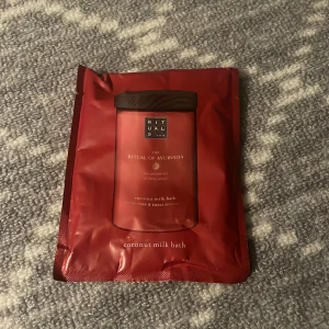 Coconut Milk Bath från Rituals - Njut av ett lyxigt kokosmjölksbad med The Ritual of Ayurveda från Rituals. Denna produkt kombinerar dofter av indisk ros och söt mandelolja för en avkopplande upplevelse. Perfekt för att skapa en känsla av lugn och harmoni.