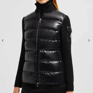 Svart cardigan moncler - Snygg svart cardigan från Moncler med glansig finish och dragkedja framtill. Perfekt vår och höst jacka!              Pris 8000 kr men kan gå ner i pris vid snabb affär!              Finns kvitto och tagg sparat, skicka medelande för fler bilder! 