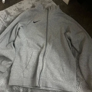 grå nike tröja  - jag säljer en grå nike tröja😊 skriv privat för annan information och om man vill se hur den ser ut på💗
