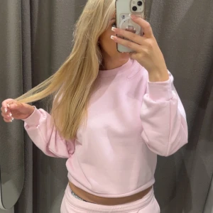 Rosa sweatshirt från ginatricot - Säljer en mjuk och bekväm rosa sweatshirt från gina. Tröjan har en enkel design med långa ärmar och rund halsringning. Perfekt för en avslappnad stil.