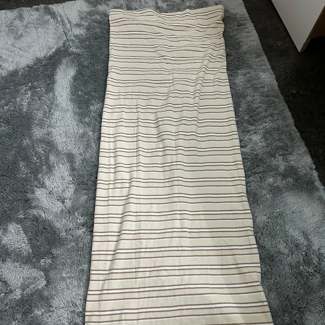 randig klänning utan armar