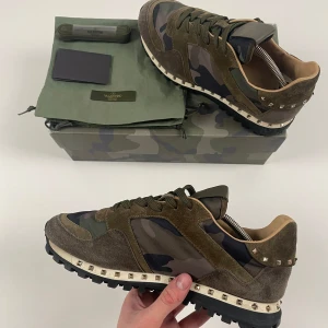 Valentino Rockrunners Skor - ‼️SJUKT BILLIGT PRIS‼️Valentino Rockrunner Skor | Detta är marknadens fetaste, populäraste & mest eftertraktade sko nu i vinter & inför våren! | Skick 9.5/10, EXTREMT BRA! | Storlek 43.5, men passar nog även 44 då de är lite större i storleken enligt oss | Inget medföljer | Priset är alltid diskuterbart vid snabb affär! | Nypris 8515kr | Hör mer än gärna av dig vid minsta möjliga fråga eller fundering så svarar vi med glädje! | GardeGrisch - Registrerat företag 😄