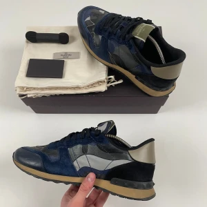 Valentino Rockrunners Skor - ‼️SJUKT SÄLLSYNT FÄRG‼️Valentino Rockrunner Skor | Detta är marknadens fetaste, populäraste & mest eftertraktade sko nu i vinter & inför våren! | Skick 9.5/10, EXTREMT BRA! | Storlek 43.5, men passar nog även 44 då de är lite större i storleken enligt oss | Og medföljer | Priset är alltid diskuterbart vid snabb affär! | Nypris 8515kr | Hör mer än gärna av dig vid minsta möjliga fråga eller fundering så svarar vi med glädje! | GardeGrisch - Registrerat företag 😄