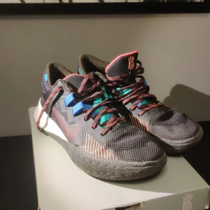 Kyrie flytrap V/5 basketskor stl 42.5 - Ett par basketskor med mycket liv kvar. Storlek 42.5. Meddela gärna för fler bilder 😄