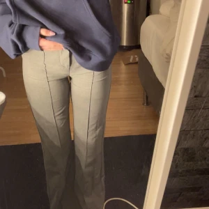 Grå gina kostymbyxor  - Säljer mina grå kostymbyxor från Gina som använts en gång, skriv för fler bilder. Nypris 450kr