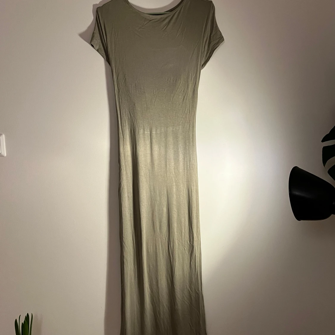 Grön  långklänning med öppen rygg - 1