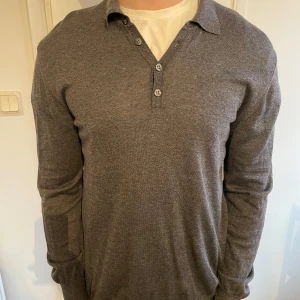 Merinoull tröja från Oscar Jacobson - Säljer denna stickade tröja från Oscar Jacobson. Jätteskön att ha på sig å e riktigt snygg. 