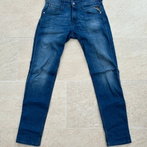 Replay jeans - Snygga replayjeans i storlek 29x32. Det är passform anbass och sitter bra på dig som är runt 182. Skriv gärna om du har några frågor!