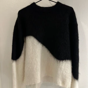 Svart och vit tröja från & Other Stories - Från &other stories, knappt använd som ny💕