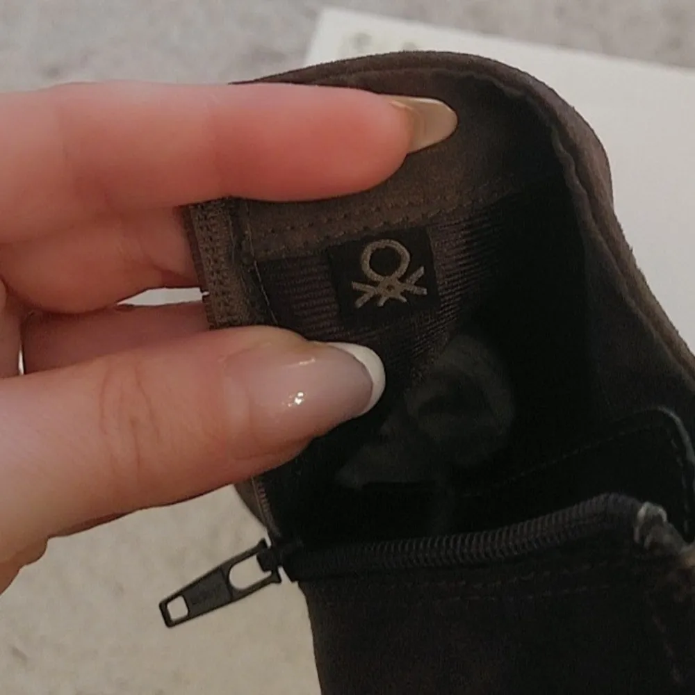 Snygga bruna boots i mocka från Benetton med dragkedja på sidan. De har en elegant klack och är perfekta för att ge en stilren touch till din outfit.. Kengät.