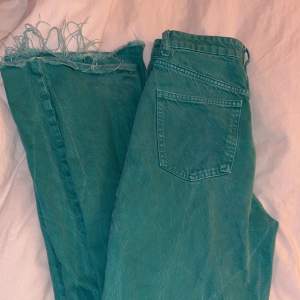 Snygga gröna jeans från Zara med hög midja och fransiga benslut. Perfekta för en avslappnad stil. De har klassiska femficksdetaljer och en knappgylf.