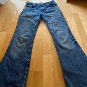 Blå jeans med bootcut - Superfina bootcut mid/ low jeans, midjemått rakt över ca 36 cm och innerbenslängd ca 82 cm