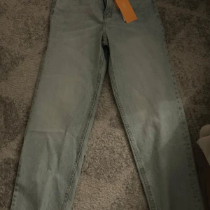 Ljusblå jeans - Snygga ljusblå jeans i rak modell med hög midja. Perfekta för en avslappnad stil. De är fullängd och passar bra till olika outfits. Aldrig använda, prislapp kvar. Storlek 164, men passar mig som är vanligt vis storlek S. Jag är 167cm lång. 