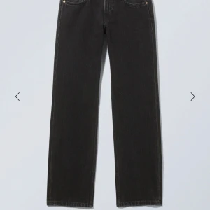 Svarta jeansbyxor - Snygga svarta lågmidjade  jeansbyxor med en klassisk straight fit. De är nästan som nya! Eventuellt att färgen kan vara lite urtvättad men ni ser på sista bilden. 