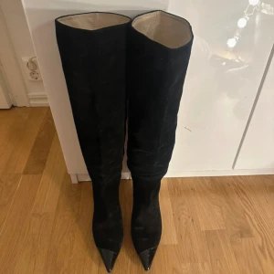 Svarta stövlar med spetsig tå - Säljer mina custommade Alia Suede Boots - black i storlek 39. Någorlunda små i storlek. Använda några fåtal gånger. Otroligt snygga boots i mocka. Har sulat om dem därför dem inte ser ut som orginalet. Nypris 4500 