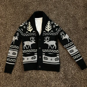 Stickad cardigan med mönster  - Extremt unik stickad cardigan med riktigt fett mönster. Väldigt varm och skön samt riktigt go passform. Storlek S 