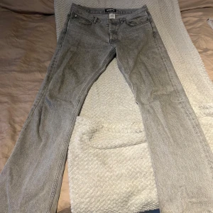 Grå jeans från Hope - Snygga grå jeans från Hope. Används hyfsat mycket och är i bra skick utöver att höger framficka har ett hål i sig.