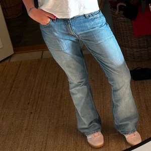 Blå Levis 529 jeans - Säljer ett par klassiska blå Levis 529 jeans med bootcut-stil. Dessa är så snygga men passar tyvärr inte mig längre. Dem är lite uppskrapade nere vid hälen men annars hela.