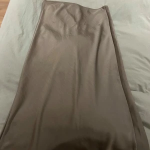 Satinkjol - Jättefin satinkjol endast använd 1 gång från samsøe, den är grön