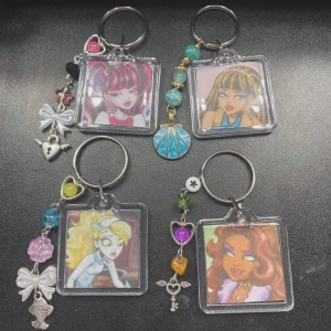 Monster high nyckelringar - 100% handgjorda av mig! Tryck ej pa kop nu direkt, utan sag till sa att jag kan gora ett nytt inlägg for den som du är intresserad i. !35 styck! Swish betalningar gär ocksä bral! Draculaura finns inte kvar:3