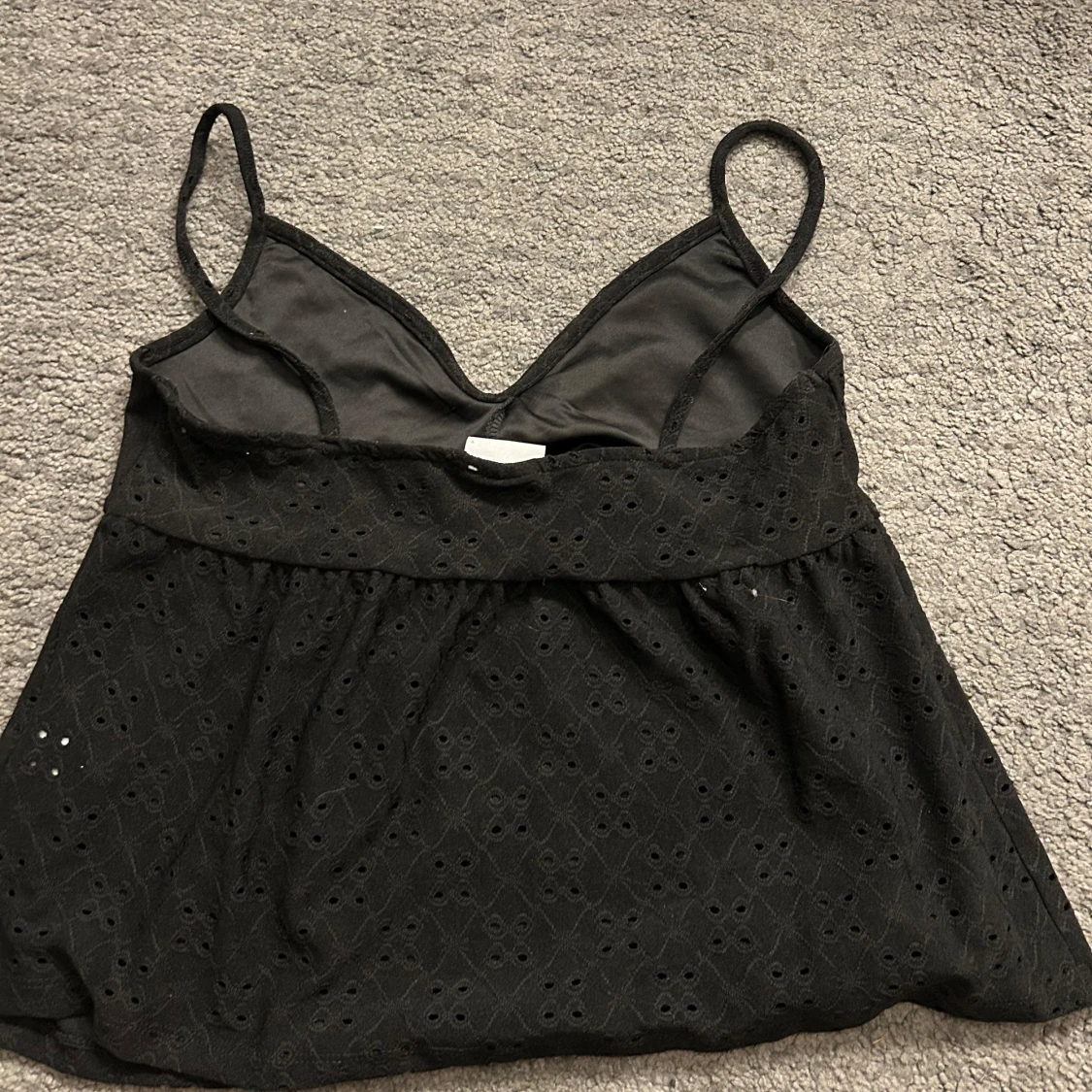 Svart broderad linnetopp - 1