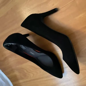 Svarta pumps - Eleganta svarta pumps. Perfekta för en stilren look. Skorna har en bekväm innersula för extra komfort. Storlek 36 men passar 37