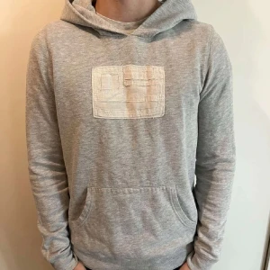 Ralph lauren hoodie - Säljer denna ralph lauren hoodie då den inte kommer till andvändning längre. Hoodien är i mycket bra skick utan defekter!🤩